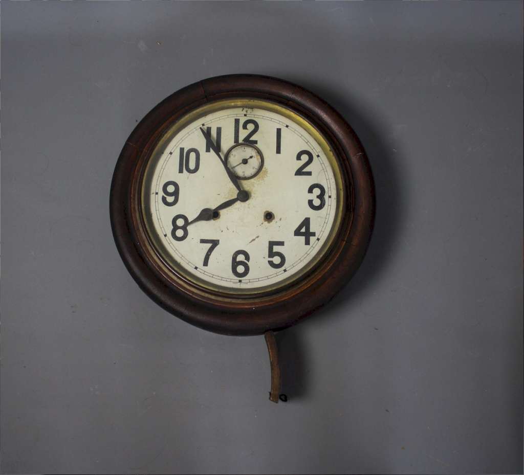 Japanese early 20th century wall clock with second hand