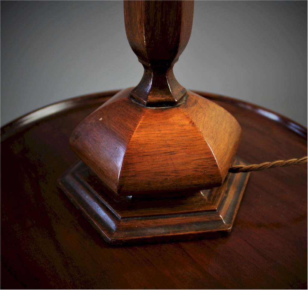 Elegant Edwardian table lamp in mahogany