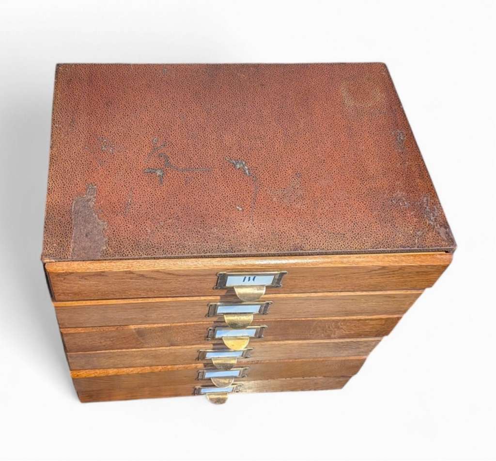 Desktop filing cabinet No3 holds A4 paper