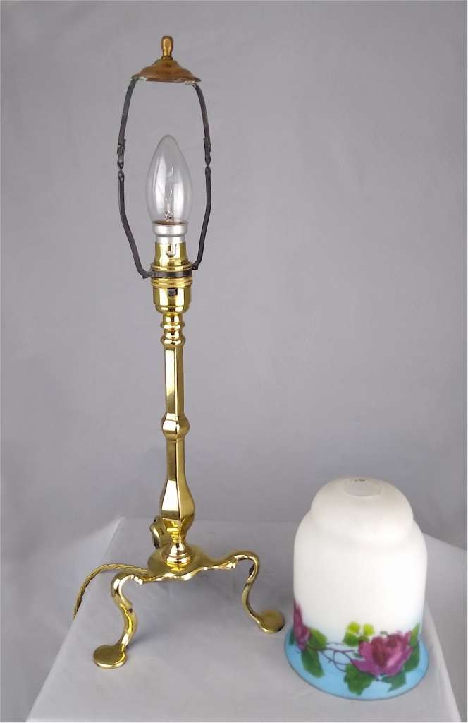 Arts and crafts table lamp with briar rose decorated shade