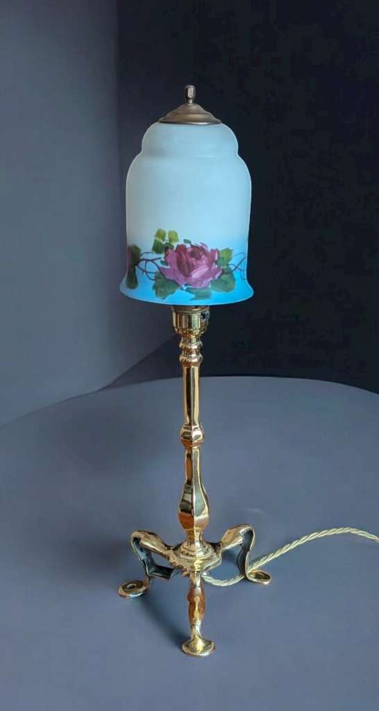 Arts and crafts table lamp with briar rose decorated shade