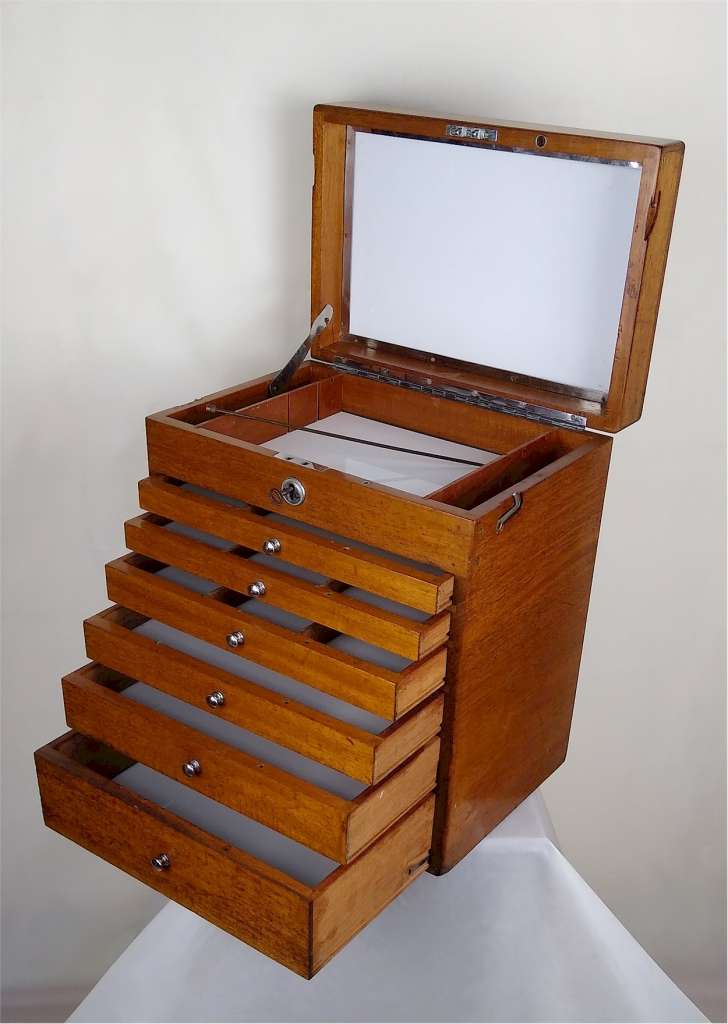 Lockable tabletop dentists chest in mahogany
