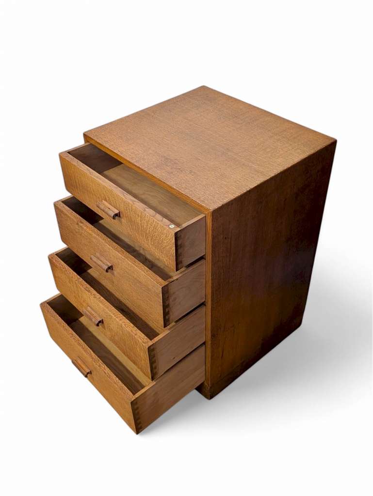 Small Heals chest of drawers in oak