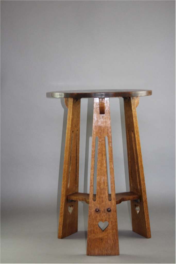 Classic arts and crafts three legged occasional table with circular top c1900
