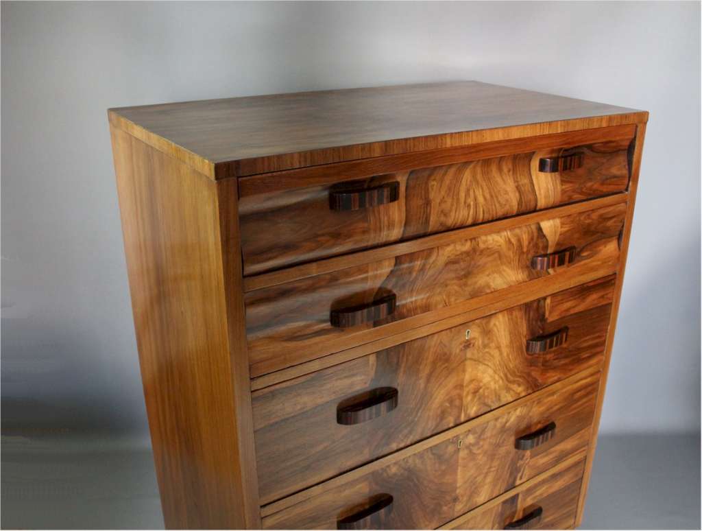 Splendid Art Deco chest of drawers in burr walnut veneer