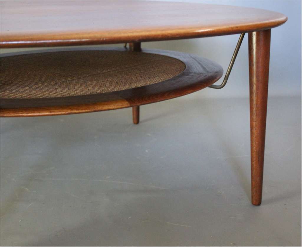 Circular coffee table in Teak by France & Sons