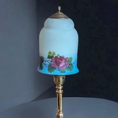 Arts and crafts table lamp with briar rose decorated shade
